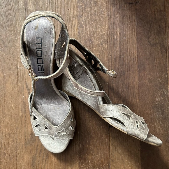 CLOSET CLOSING! LAST CHANCE NWOT Moda gold leather wedge sandals - Picture 1 of 4
